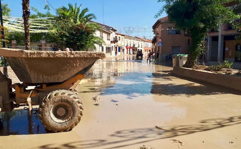 Imagen principal - Setenta viviendas inundadas y 30 vehículos dañados por la riada de Cebolla