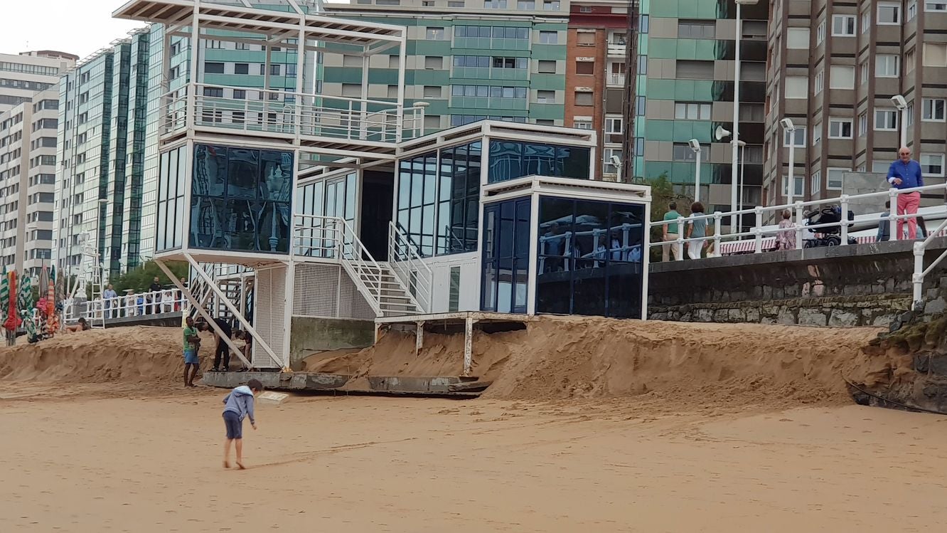La Playa de San Lorenzo en Gijón, un clásico de los leoneses, se queda sin arena | «Ya no se puede venir a esta playa», aseguran con tristeza sus usuarios