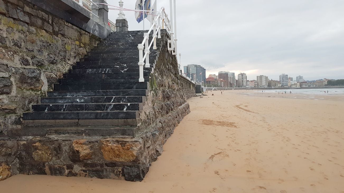 La Playa de San Lorenzo en Gijón, un clásico de los leoneses, se queda sin arena | «Ya no se puede venir a esta playa», aseguran con tristeza sus usuarios