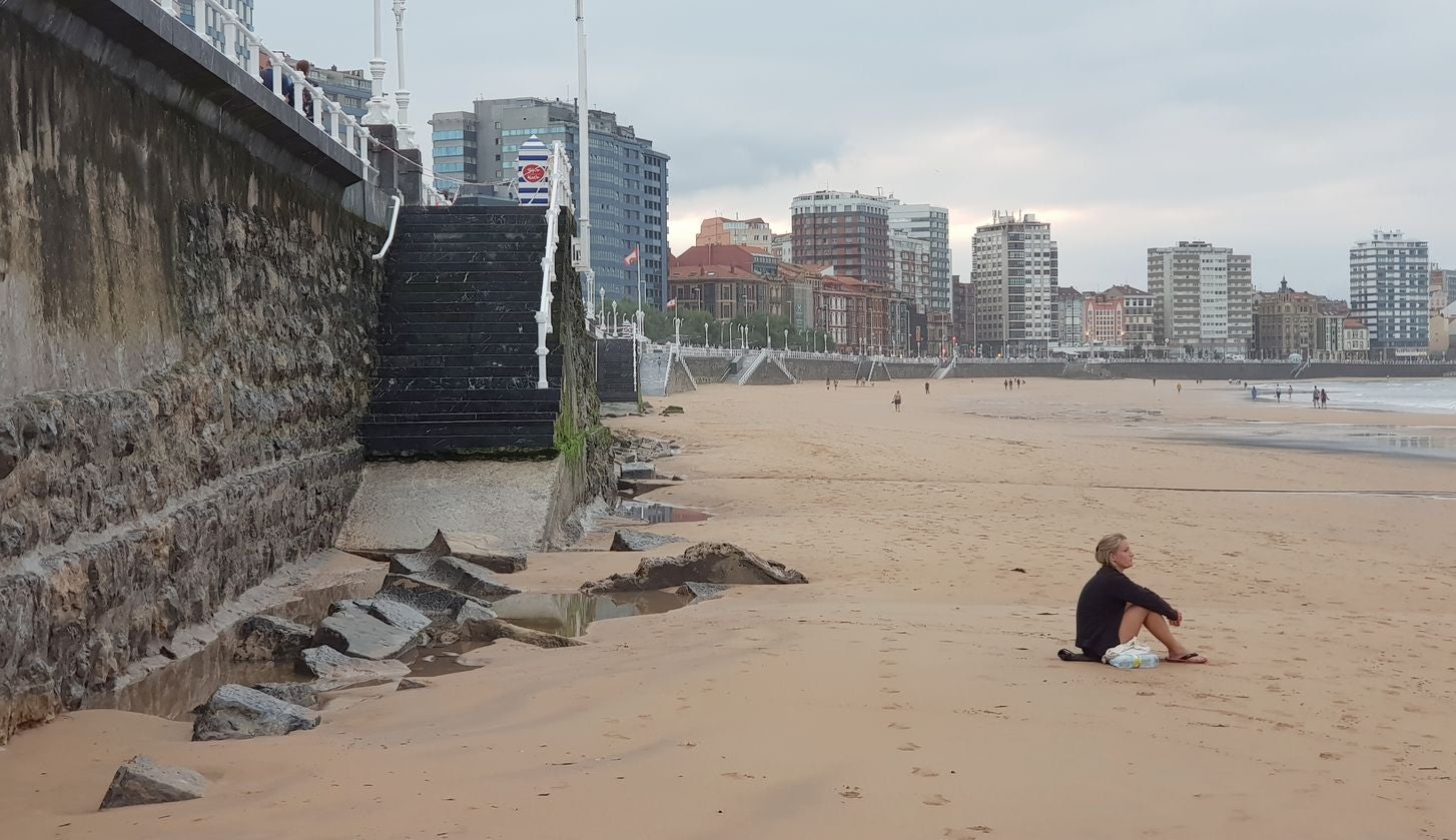 La Playa de San Lorenzo en Gijón, un clásico de los leoneses, se queda sin arena | «Ya no se puede venir a esta playa», aseguran con tristeza sus usuarios