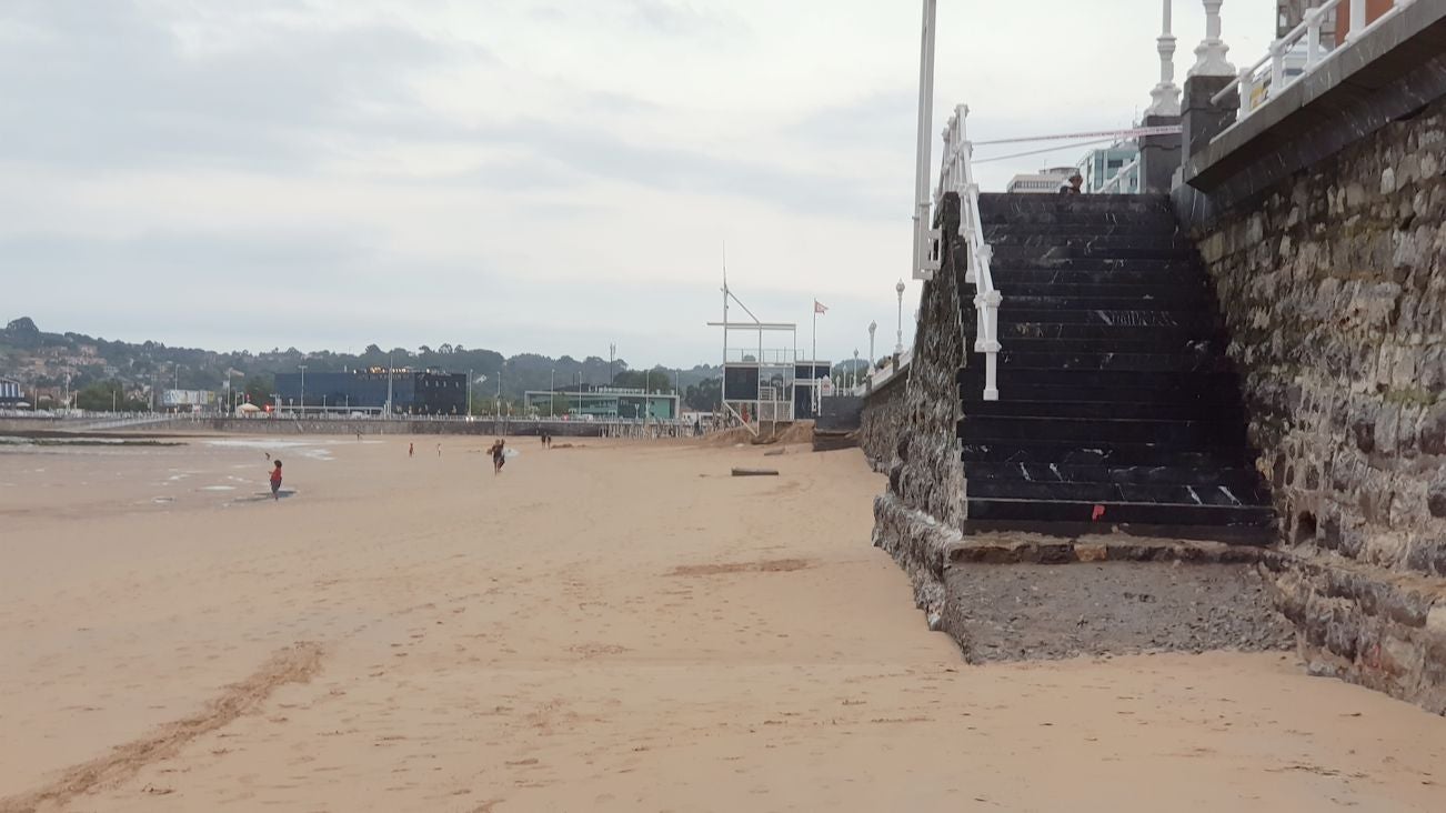 La Playa de San Lorenzo en Gijón, un clásico de los leoneses, se queda sin arena | «Ya no se puede venir a esta playa», aseguran con tristeza sus usuarios