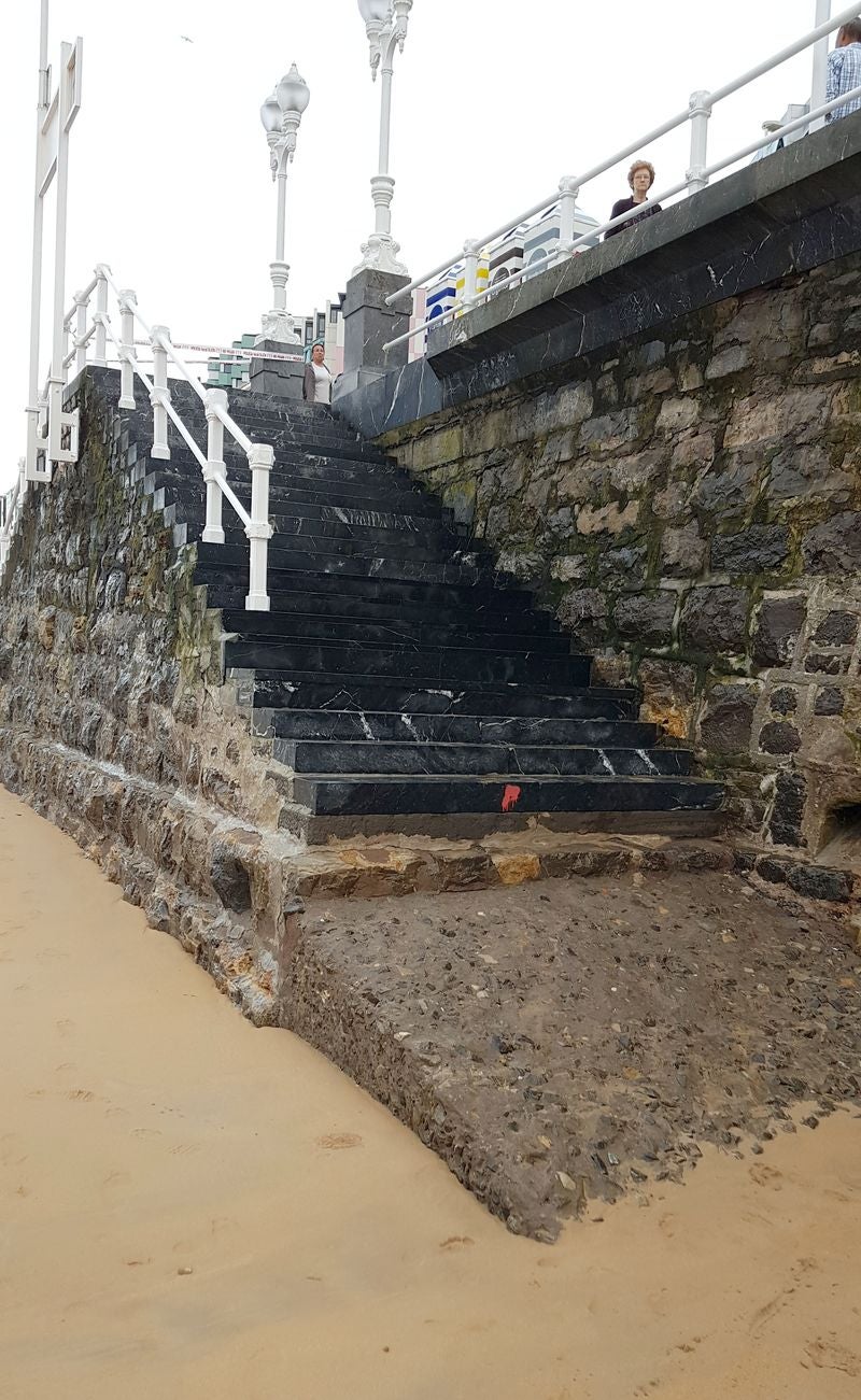 La Playa de San Lorenzo en Gijón, un clásico de los leoneses, se queda sin arena | «Ya no se puede venir a esta playa», aseguran con tristeza sus usuarios