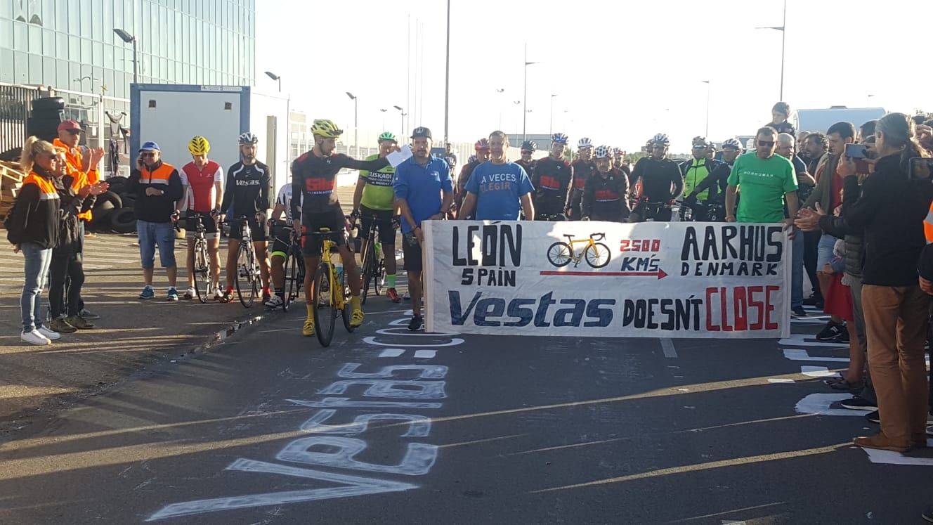 El trabajador de Vestas Andrés Turienzo Llamazares, 'Piru', inicia su marcha en bici para llevar a Dinamarca una carta exigiendo que la planta de León siga abierta