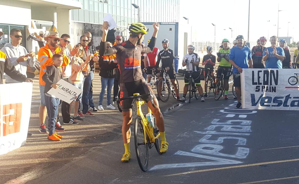 'Piru', este martes, en el momento de iniciar su marcha hacia Dinamarca en bicicleta.