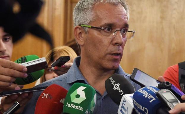 López Benito en el momento de anunciar su dimisión como concejal del Ayuntamiento de León. 