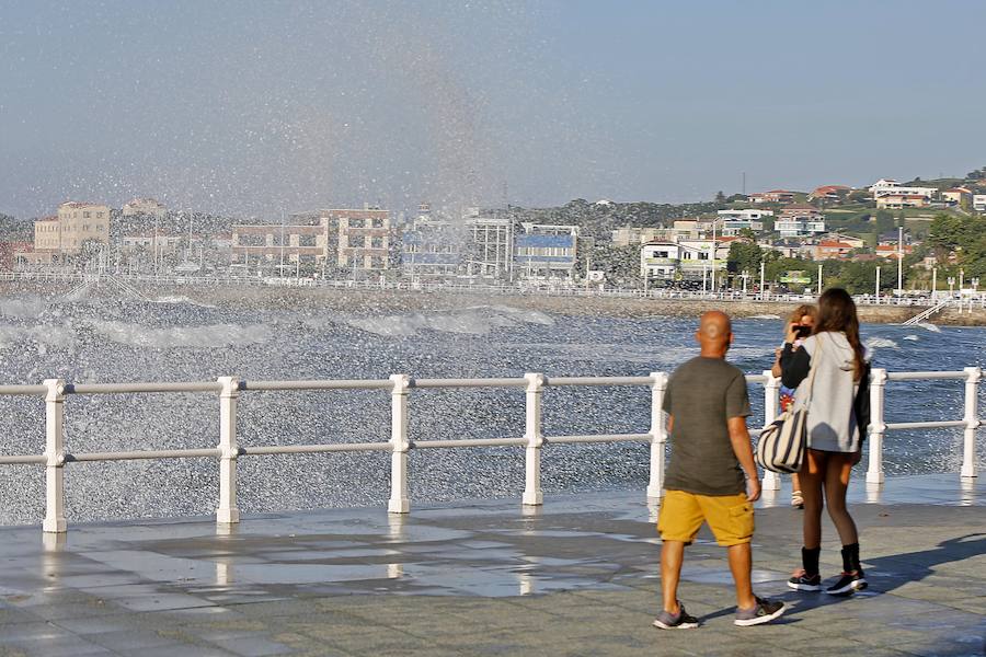 Los paseantes del Muro no dudaron en mojarse para obtener la mejor foto de un mar Cantábrico que mojó y mucho el paseo. Mareas vivas que siempre suscitan mucha expectación.