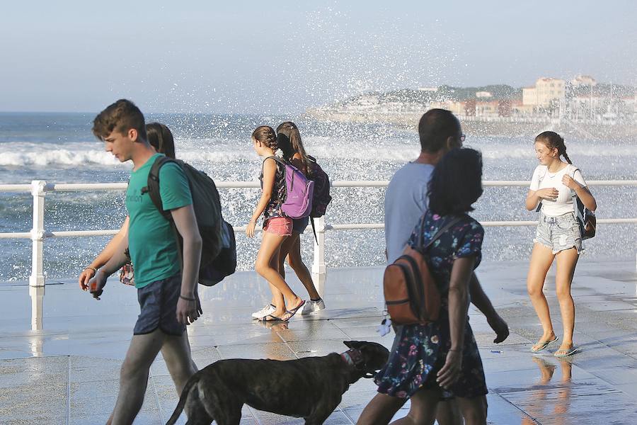 Los paseantes del Muro no dudaron en mojarse para obtener la mejor foto de un mar Cantábrico que mojó y mucho el paseo. Mareas vivas que siempre suscitan mucha expectación.