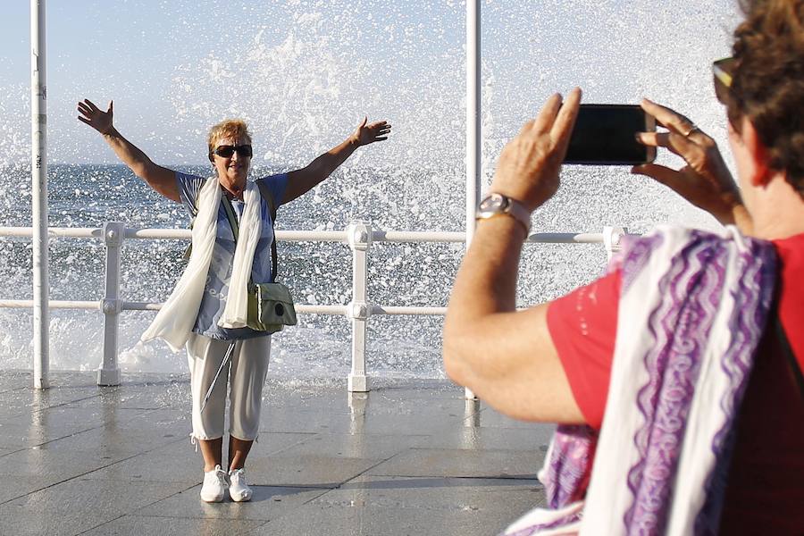 Los paseantes del Muro no dudaron en mojarse para obtener la mejor foto de un mar Cantábrico que mojó y mucho el paseo. Mareas vivas que siempre suscitan mucha expectación.