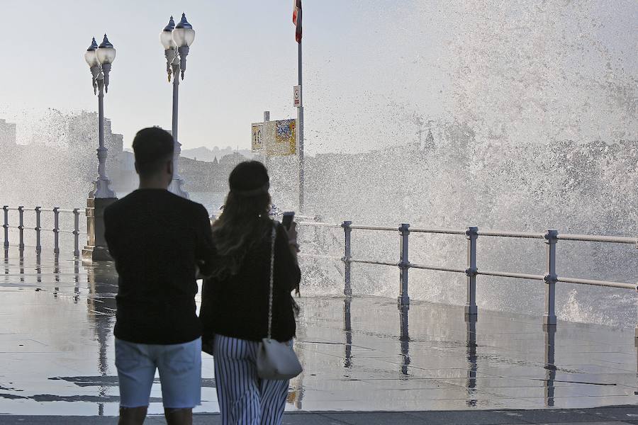 Los paseantes del Muro no dudaron en mojarse para obtener la mejor foto de un mar Cantábrico que mojó y mucho el paseo. Mareas vivas que siempre suscitan mucha expectación.