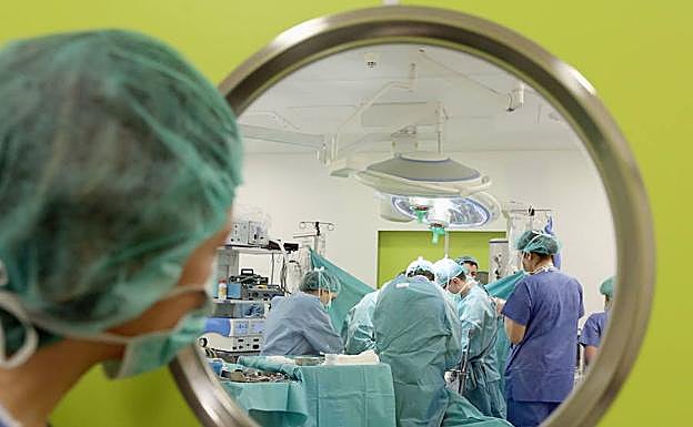 Operación en un quirófano del Río Hortega.