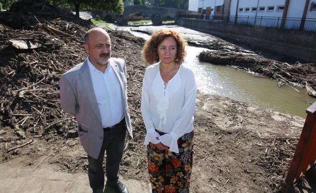 El presidente de la Confederación Hidrográfica del Miño-Sil, José Antonio Quiroga, junto a la alcaldesa de Ponferrada, Gloria Fernández Merayo, durante la visita a la zona afectada. 