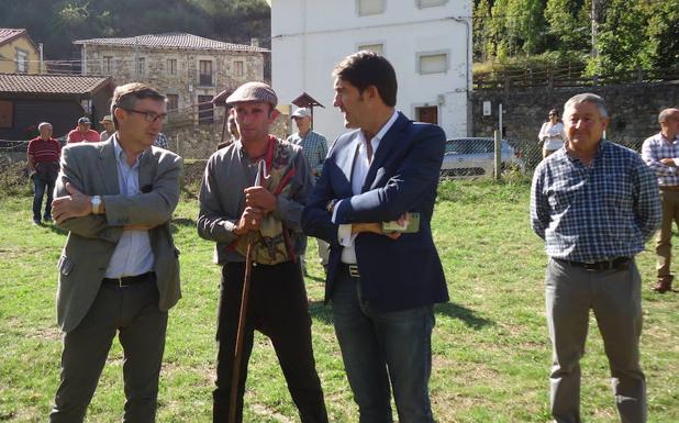 Juan Carlos Suárez-Quiñones durante su visita a Posada de Valdeón. 