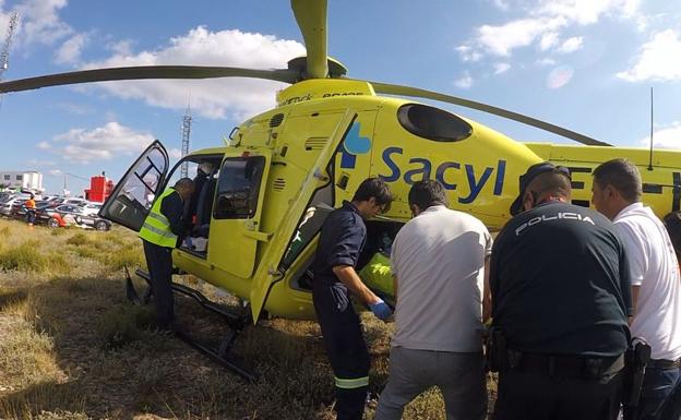 Imagen del traslado del varón en el helicóptero de Sacyl.