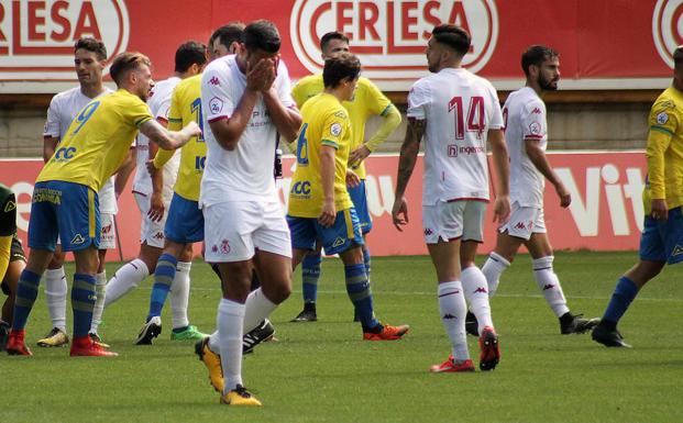 Los jugadors de la Cultural se lamentan tras caer la pasada semana ante Las Palmas Atlético.