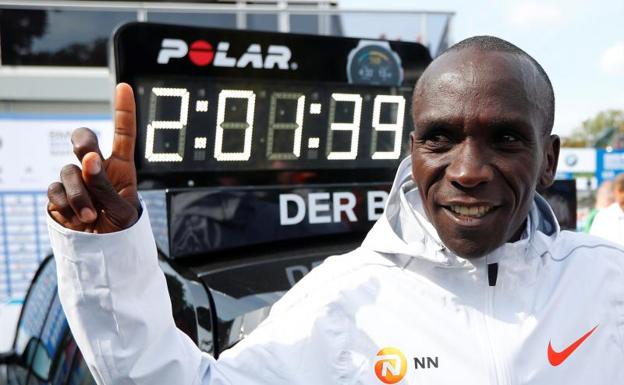 Kipchoge muestra las cifras de su récord. 