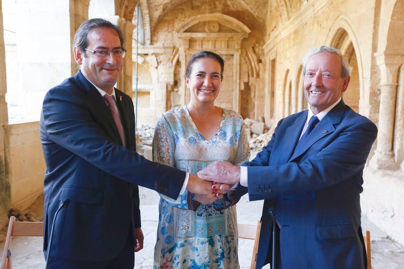 La consejera de Cultura y Turismo, María Josefa García Cirac, firma con el alcalde de Mansilla Mayor (León), José Alberto Martínez (I) y con el presidente de la Asociación ProMonumenta, Marcelino Fernández (D), un protocolo para la conservación y puesta en valor del Monasterio de Santa María de Sandoval