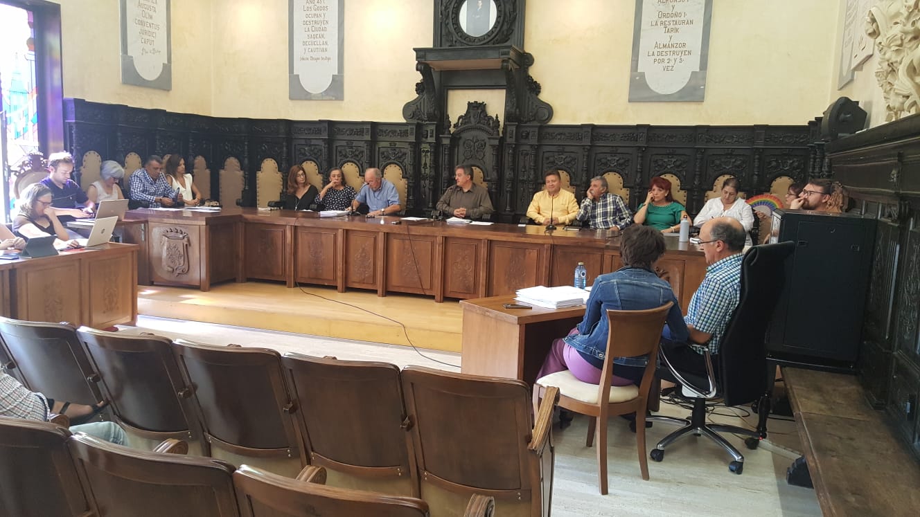 El alcalde de Astorga y los dos ediles implciados en la Enredadera oficializan en pleno su salida del PP 