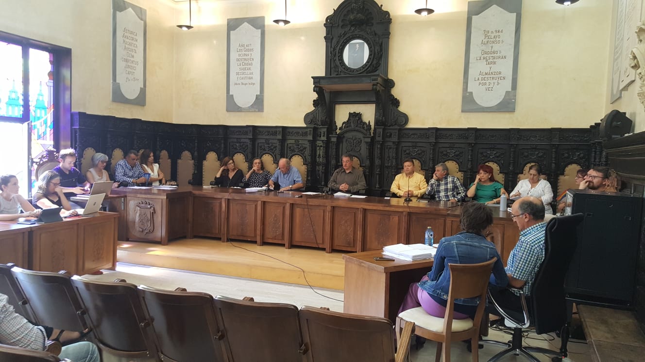 El alcalde de Astorga y los dos ediles implciados en la Enredadera oficializan en pleno su salida del PP 