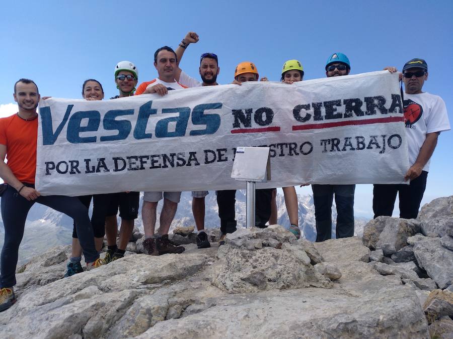 Fotos: Los trabajadores de Vestas claman por su continuidad desde lo alto de Picos de Europa