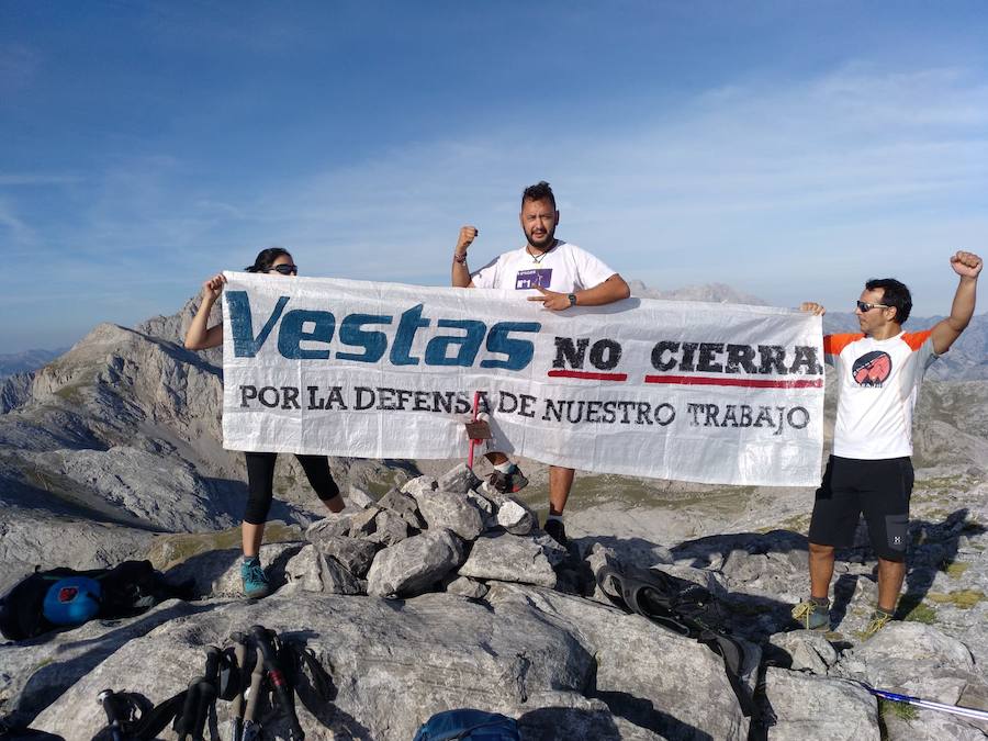 Fotos: Los trabajadores de Vestas claman por su continuidad desde lo alto de Picos de Europa