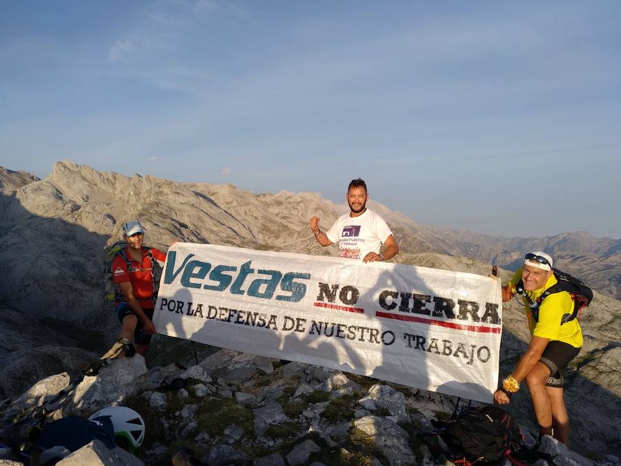 Fotos: Los trabajadores de Vestas claman por su continuidad desde lo alto de Picos de Europa