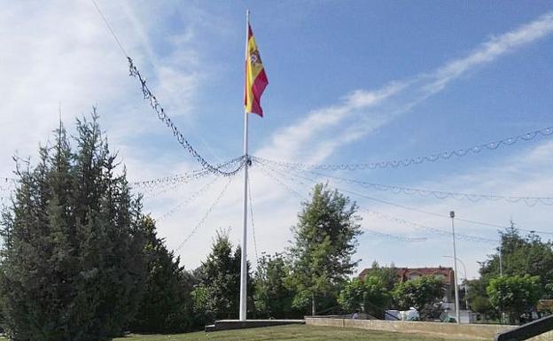Imagen de la bandera de España con las luces de Feria.