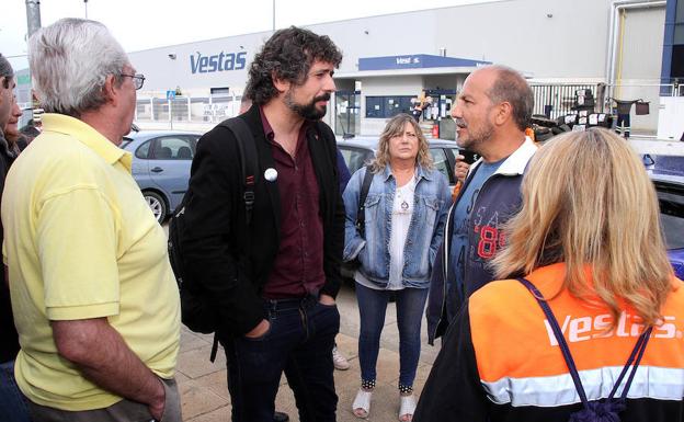 Sarrión en su visita a los empleados de Vestas.