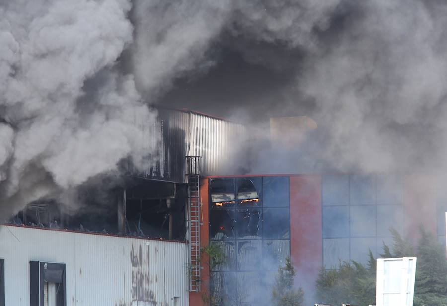 Fotos: Incendio en una nave del polígono de Cabañas Raras