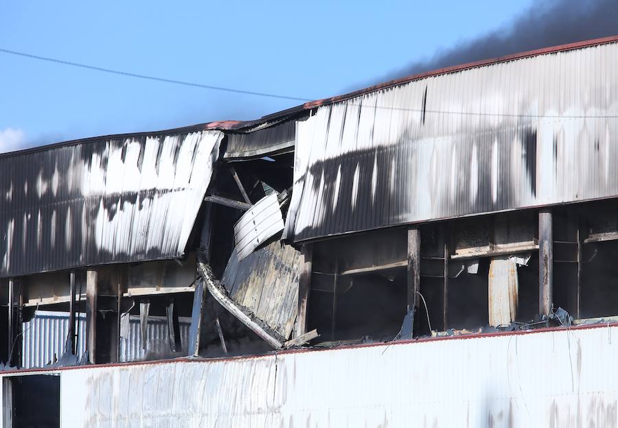 Fotos: Incendio en una nave del polígono de Cabañas Raras