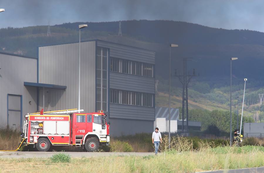 Fotos: Incendio en una nave del polígono de Cabañas Raras