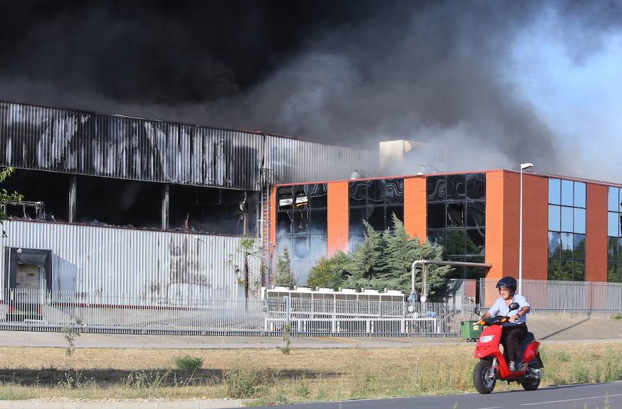 Fotos: Incendio en una nave del polígono de Cabañas Raras