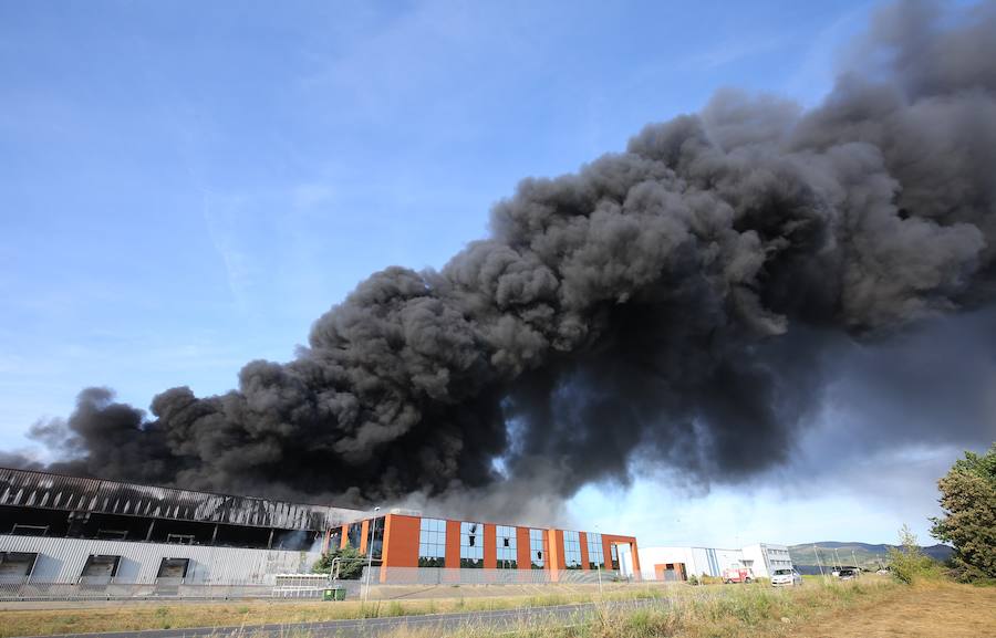 Fotos: Incendio en una nave del polígono de Cabañas Raras