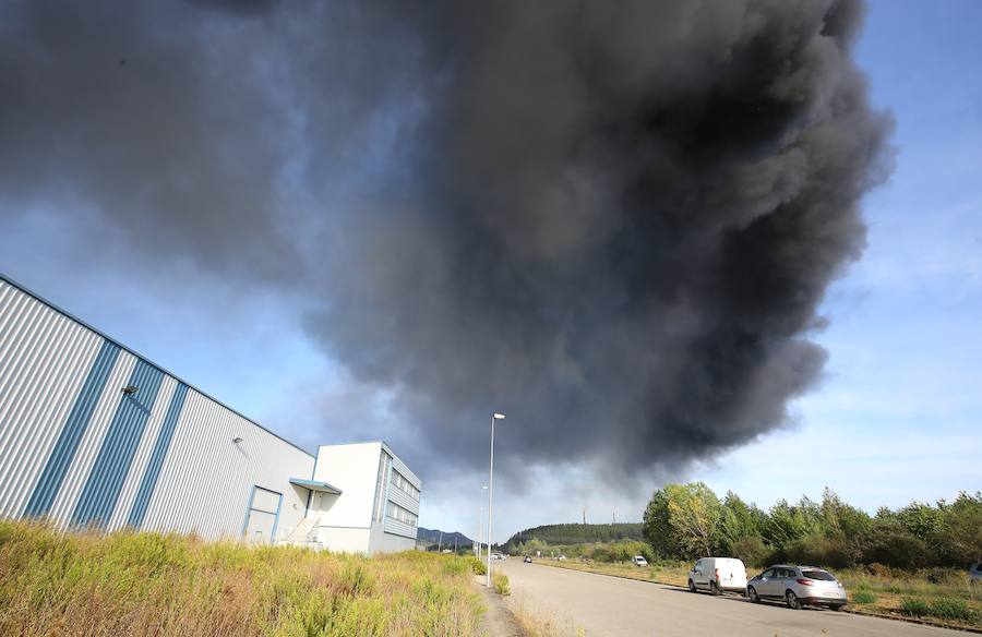 Fotos: Incendio en una nave del polígono de Cabañas Raras