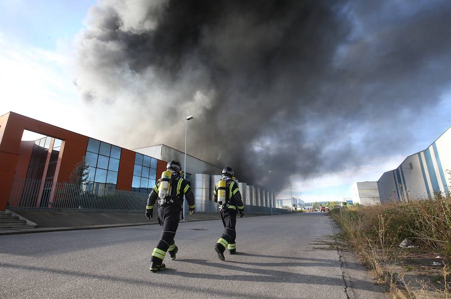 Fotos: Incendio en una nave del polígono de Cabañas Raras