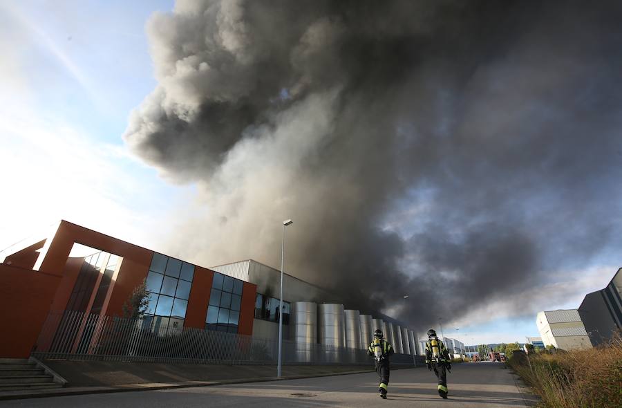 Fotos: Incendio en una nave del polígono de Cabañas Raras