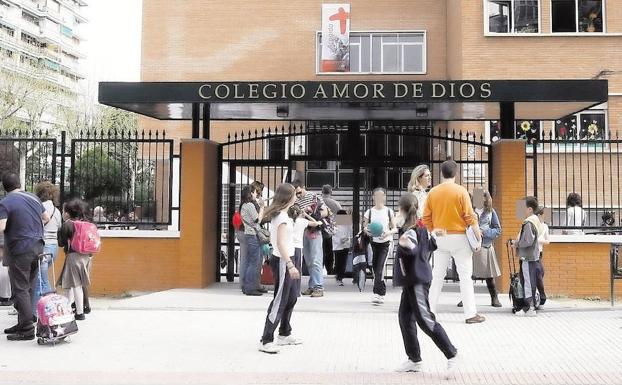 Alumnos, a la entrada de un colegio.