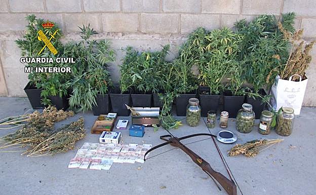 Elementos decomisados en La Robla.