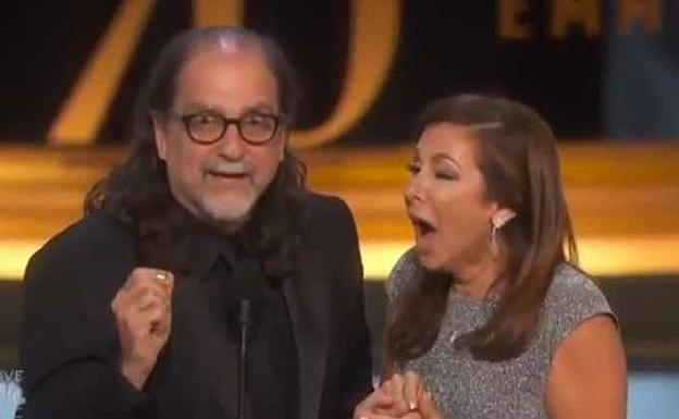 Momento en el que Glenn Weiss regala el anillo de compromiso de su madre a su pareja. 