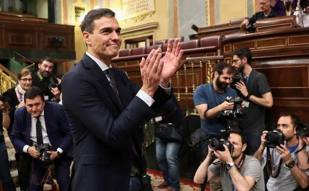 Pedro Sánchez aplaude tras convertirse en el nuevo presidente del Gobierno. 