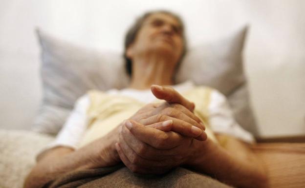 Una octogenaria portuguesa descansa en un sillón. 