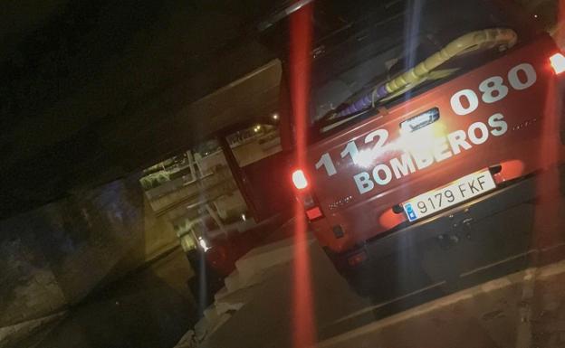 Efectivos de Bomberos de León en el lugar del suceso.