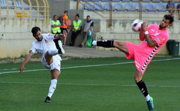 Saúl pone un centro en un partido en León.