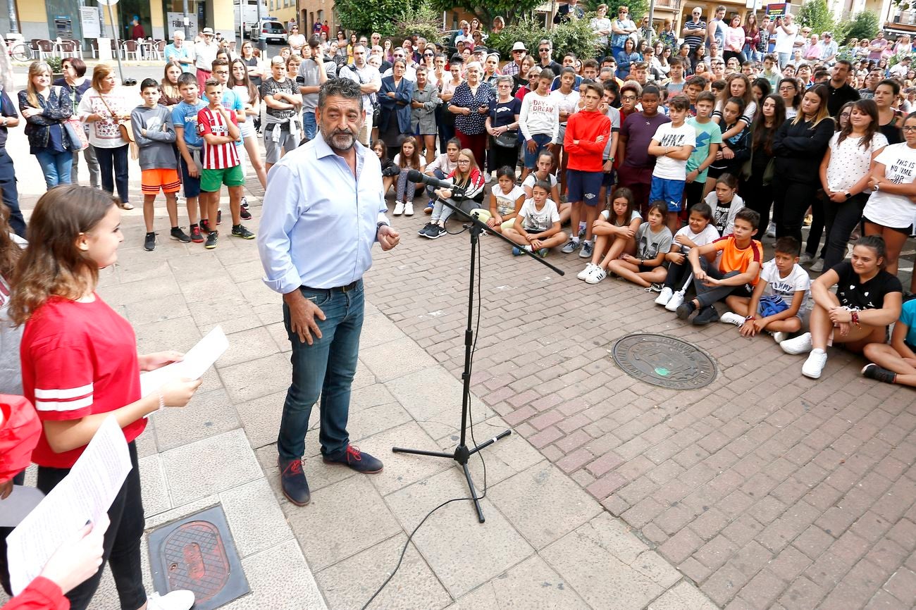 Sahagún se une para denunciar el criminal ataque de un vecino contra su expareja, a la que propinó diez puñaladas | La víctima se recupera de sus lesiones en el Complejo Asistencial de León