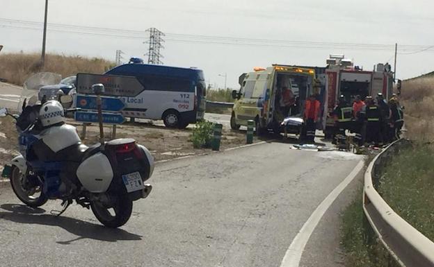 Imagen principal - Efectivos de Emergencias en el lugar del accidente.