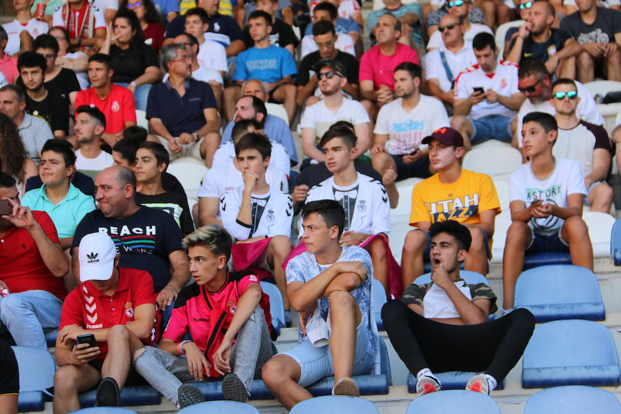 Fotos: Las imágenes de la afición en el Cultural-Real Madrid