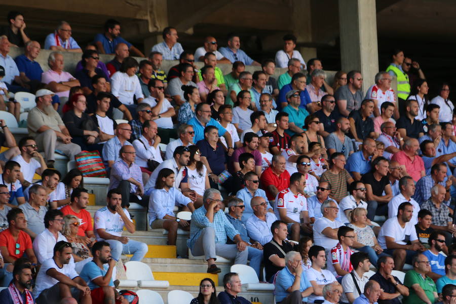 Fotos: Las imágenes de la afición en el Cultural-Real Madrid