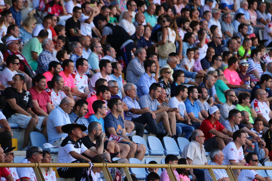 Fotos: Las imágenes de la afición en el Cultural-Real Madrid