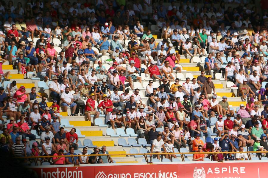 Fotos: Las imágenes de la afición en el Cultural-Real Madrid