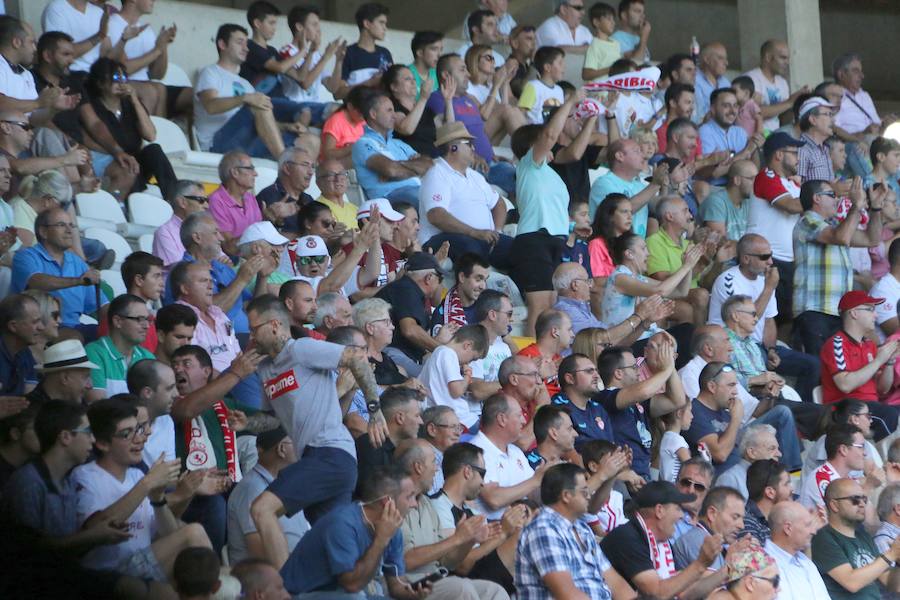 Fotos: Las imágenes de la afición en el Cultural-Real Madrid