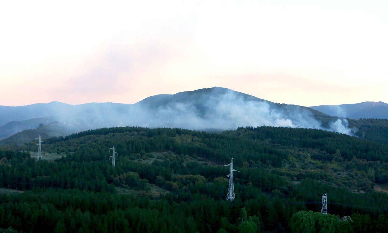 Un gran despliegue de medios aéreos controla el incendio intencionado declarado en Molinaseca